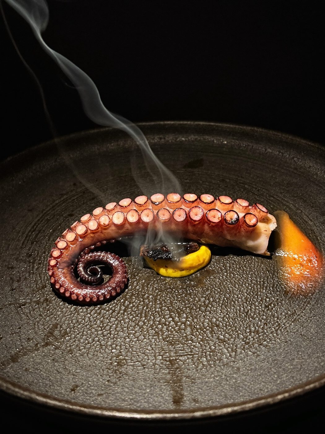 Pulpo a la brasa sobre puré de ceniza
