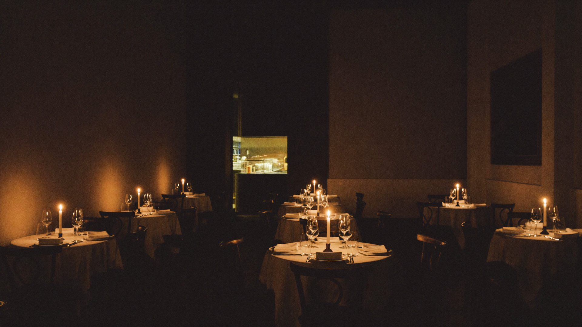 La sala de Ascua a la luz de las velas